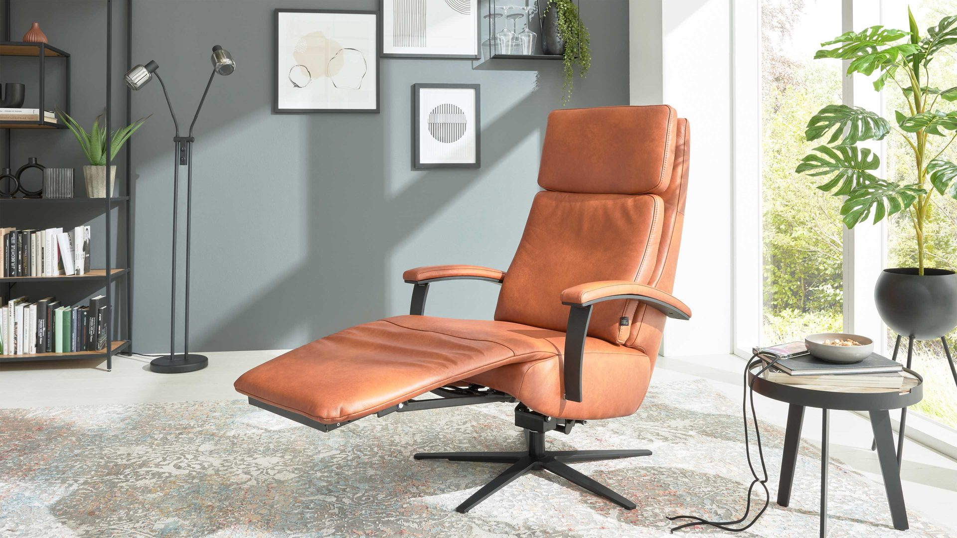 Relaxsessel Interliving aus Leder in Hellbraun Interliving Sofa Serie 4541 – Relaxsessel manuell - cognacfarbenes LongLife-Leder Cloudy & Sternfuß V4S