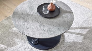 Couchtisch Interliving aus Keramik in Hellgrau Interliving Couchtisch Serie 6218 - Funktionscouchtisch silbergraue Keramik & schwarzer Stahl - Durchmesser ca. 75 cm