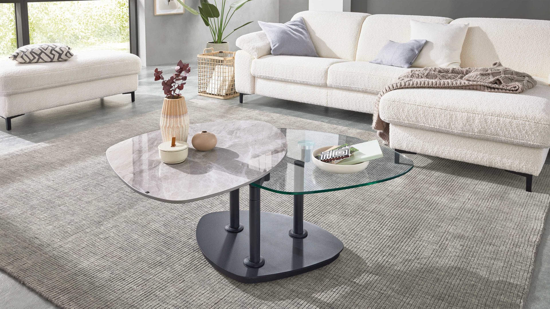 Couchtisch Interliving aus Keramik in Hellgrau Interliving Couchtisch Serie 6219 - Funktions-Couchtisch Marmoroptik Emperador & schwarzer Stahl - ca. 88 x 75 cm