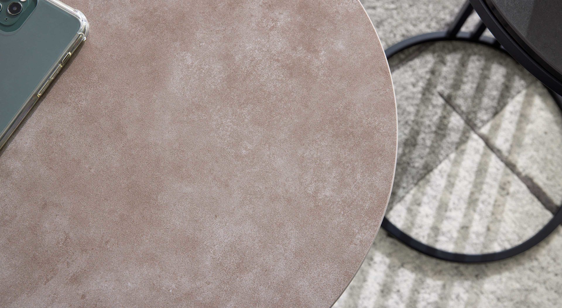 Beistelltisch Interliving aus Keramik in Grau Interliving Couchtisch Serie 6220 - Beistelltisch ET069AR zementgraue Keramik & schwarzer Stahl  - Durchmesser ca. 40 cm