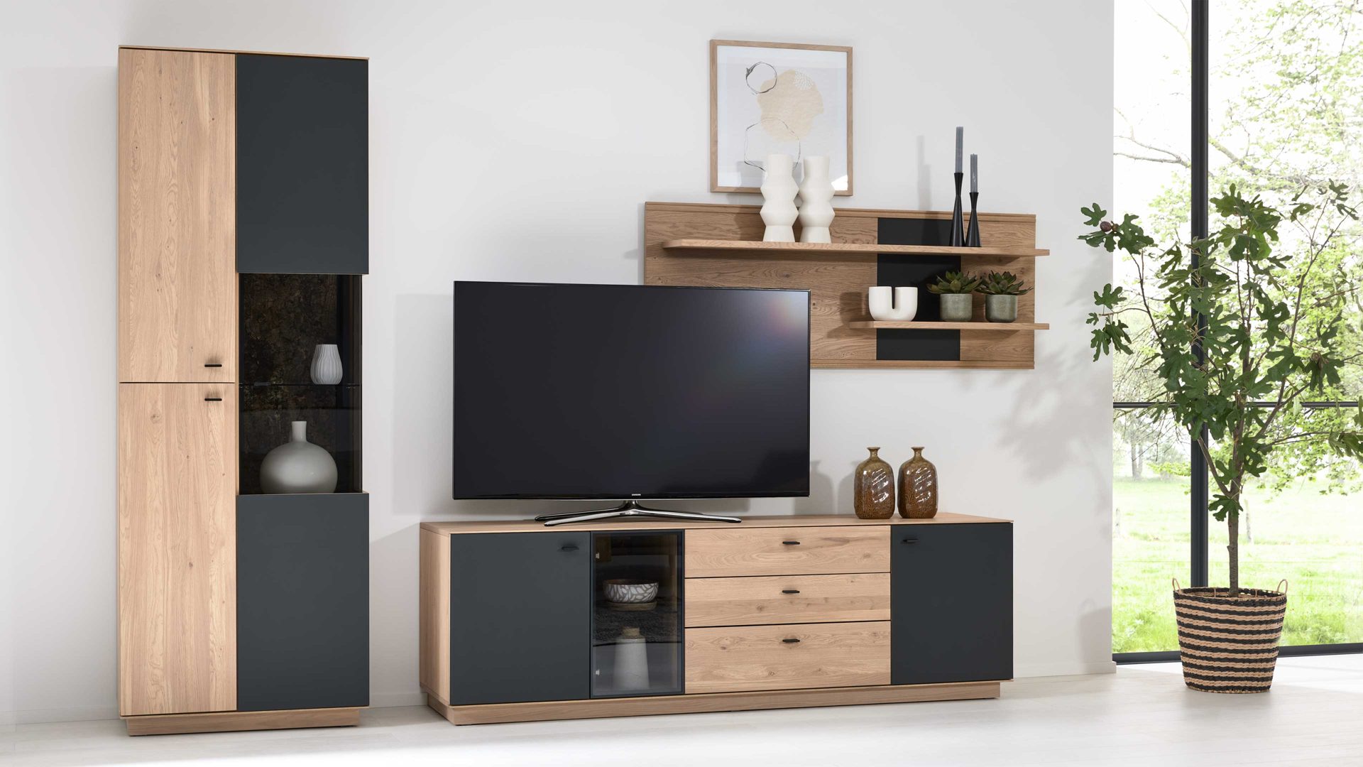 Wohnwand Interliving aus Holz in Holzfarben Interliving Wohnzimmer Serie 2025 - Wohnwand Wildeiche, Anthrazit & Kork - dreiteilig, Breite ca. 325 cm