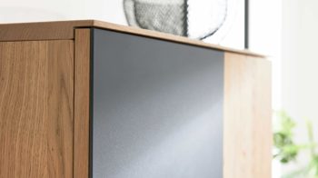 Vitrine Interliving aus Holz in Holzfarben Interliving Wohnzimmer Serie 2025 - Vitrine Wildeiche, Anthrazit & Kork - drei Türen, Höhe ca. 209 cm