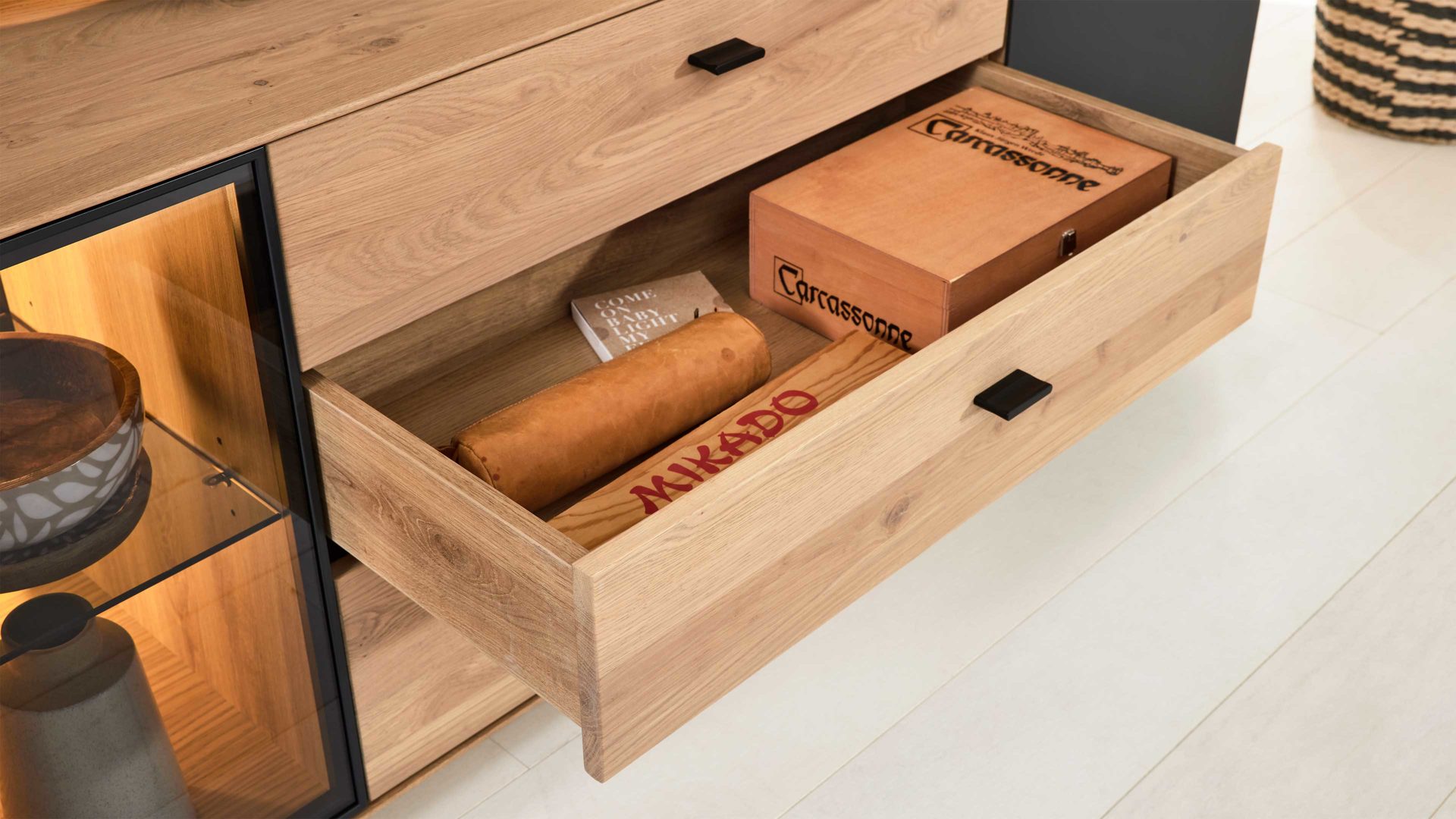 Wohnwand Interliving aus Holz in Holzfarben Interliving Wohnzimmer Serie 2025 - Wohnwand 83 Wildeiche, Anthrazit & Kork - dreiteilig, Breite ca. 325 cm