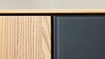 Vitrine Interliving aus Holz in Holzfarben Interliving Wohnzimmer Serie 2025 - Vitrine Wildeiche, Anthrazit & Kork - drei Türen, Höhe ca. 209 cm