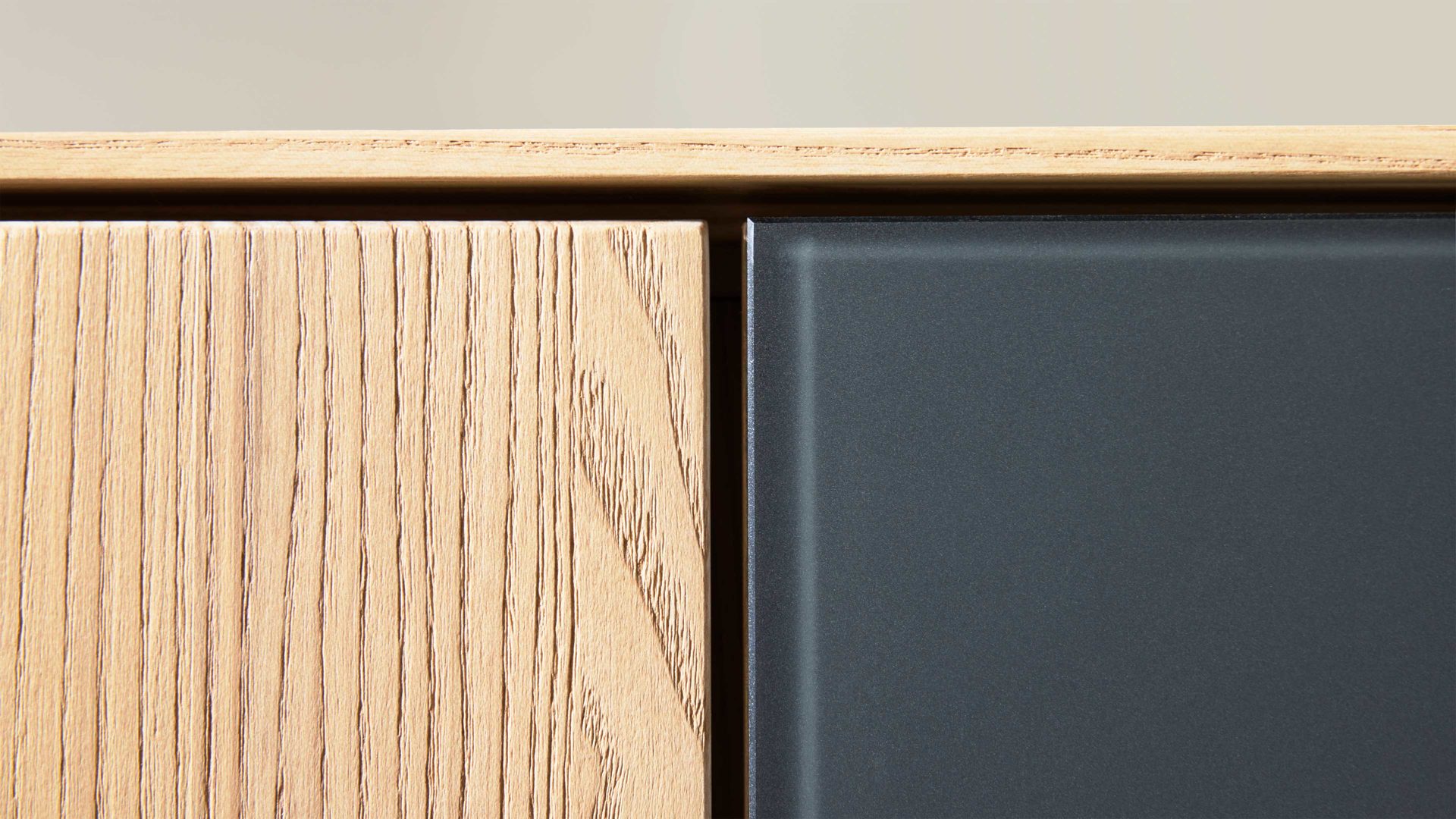 Highboard Interliving aus Holz in Holzfarben Interliving Wohnzimmer Serie 2025 - Highboard 22 Wildeiche, Anthrazit & Kork - vier Türen, eine Schublade, Breite ca. 116 cm