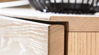 Highboard Interliving aus Holz in Holzfarben Interliving Wohnzimmer Serie 2025 - Highboard Wildeiche, Anthrazit & Kork - vier Türen, eine Schublade, Breite ca. 116 cm