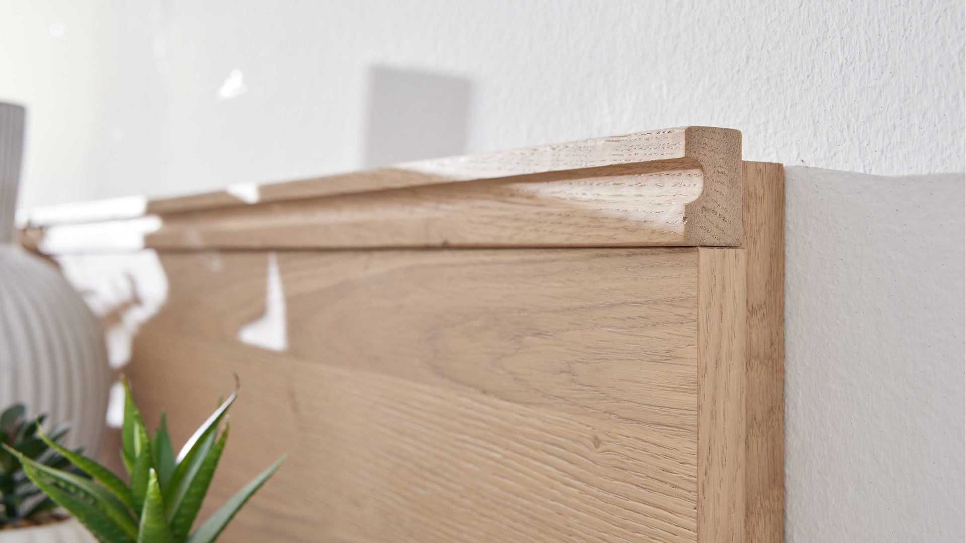 Wohnwand Interliving aus Holz in Holzfarben Interliving Wohnzimmer Serie 2025 - Wohnwand 84 Wildeiche, Anthrazit & Kork - dreiteilig, Breite ca. 265 cm