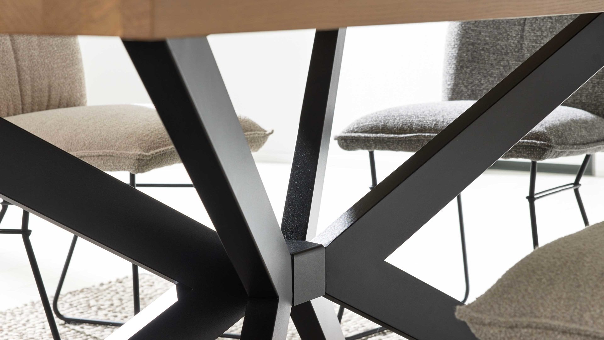 Esstisch Interliving aus Holz in Holzfarben Interliving Wohnzimmer Serie 2025 - Esstisch Wildeiche, Anthrazit & Kork - ca. 200 x 95 cm