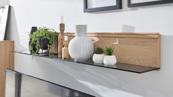 Wandregal Interliving aus Holz in Holzfarben Interliving Wohnzimmer Serie 2025 - Wandregal Wildeiche & Parsolglas - Länge ca. 150 cm