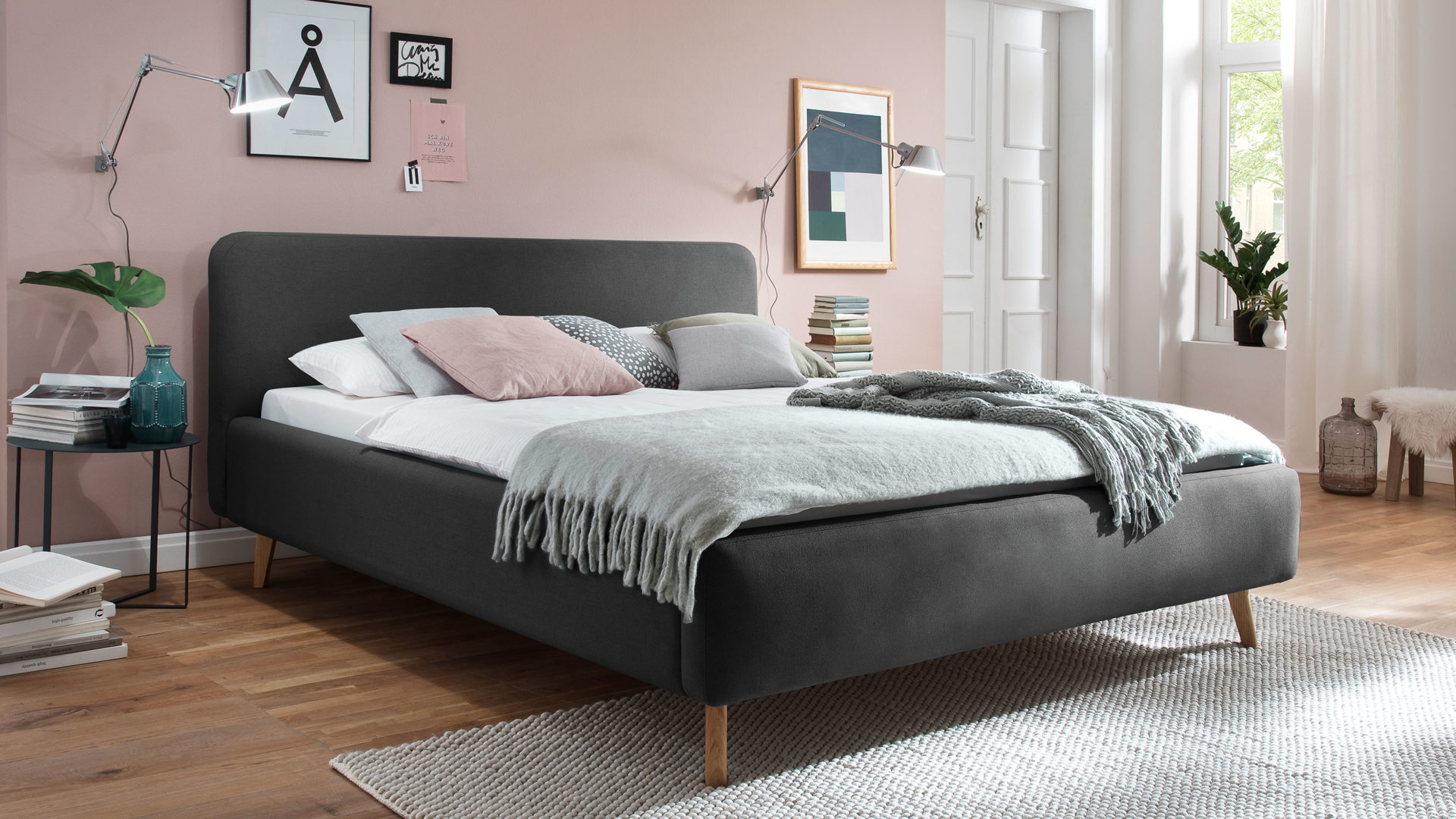 Bettgestell Meise.möbel aus Stoff in Anthrazit Polsterbettgestell Mattis anthrazitfarbenes  Flachgewebe Aspen 96 & Holzfüße - Liegefläche ca. 160 x 200 cm