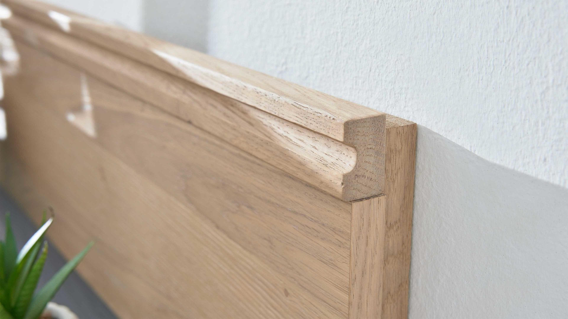 Wandregal Interliving aus Holz in Holzfarben Interliving Wohnzimmer Serie 2025 - Wandregal Wildeiche & Parsolglas - Länge ca. 150 cm