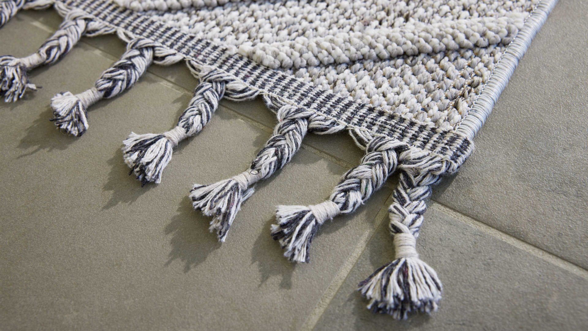 Outdoor-Teppich Interliving aus Kunstfaser in Grau Interliving Teppich Serie G-8010 - Outdoor-Teppich graues Rautenmuster - ca. 133 x 190 cm