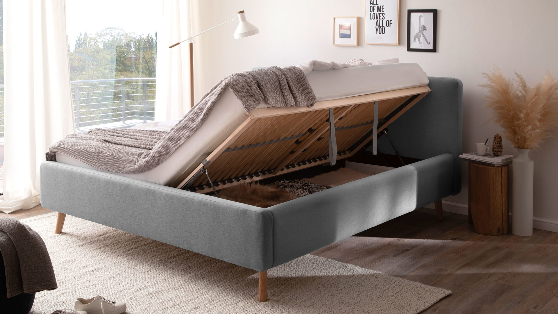 Bettgestell Meise.möbel aus Stoff in Hellgrau Polsterbettgestell Mattis mit Bettkasten hellgraues Flachgewebe Aspen 92 & Holzfüße - Liegefläche ca. 180 x 200 cm