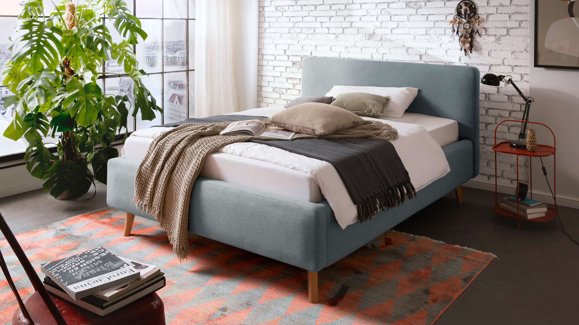 Bettgestell Meise.möbel aus Stoff in Blau Polsterbettgestell Mattis mit Bettkasten eisblaues Flachgewebe Aspen 84 & Holzfüße - Liegefläche ca. 140 x 200 cm