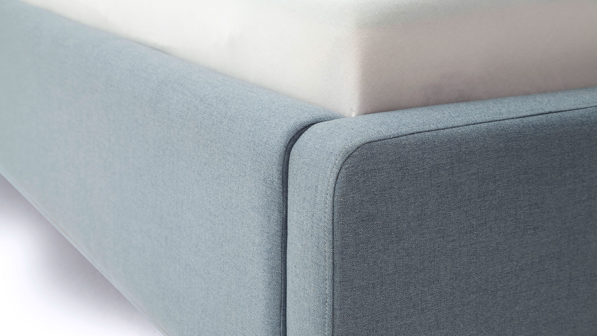 Bettgestell Meise.möbel aus Stoff in Blau Polsterbettgestell Mattis mit Bettkasten eisblaues Flachgewebe Aspen 84 & Holzfüße - Liegefläche ca. 140 x 200 cm