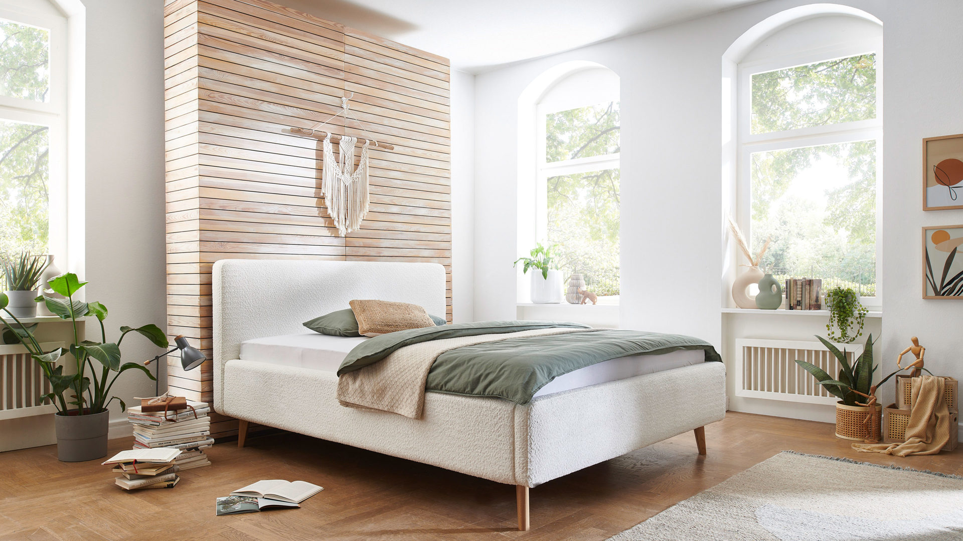 Bettgestell Meise.möbel aus Stoff in Weiß Polsterbettgestell Mattis mit Bettkasten weißer Boucle Bezug Abriamo 4 & Holzfüße - Liegefläche ca. 160 x 200 cm