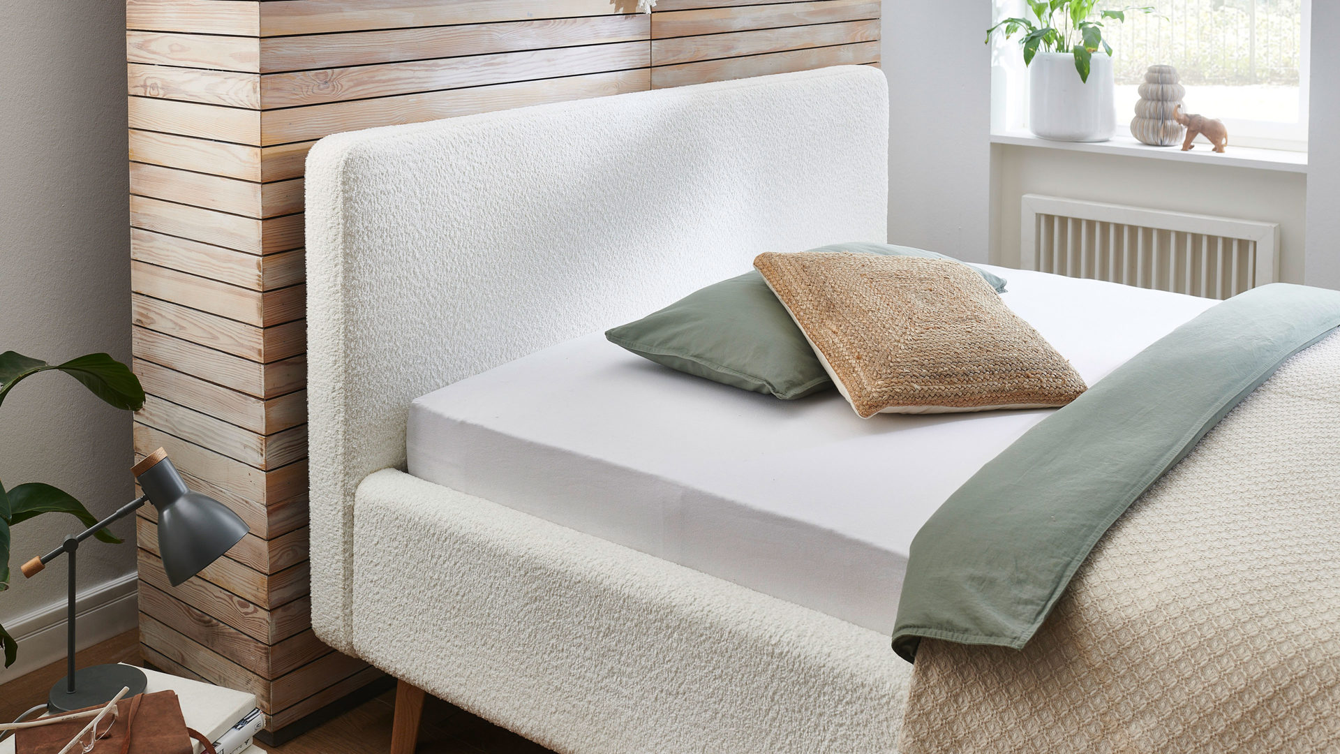 Bettgestell Meise.möbel aus Stoff in Weiß Polsterbettgestell Mattis mit Bettkasten weißer Boucle Bezug Abriamo 4 & Holzfüße - Liegefläche ca. 160 x 200 cm