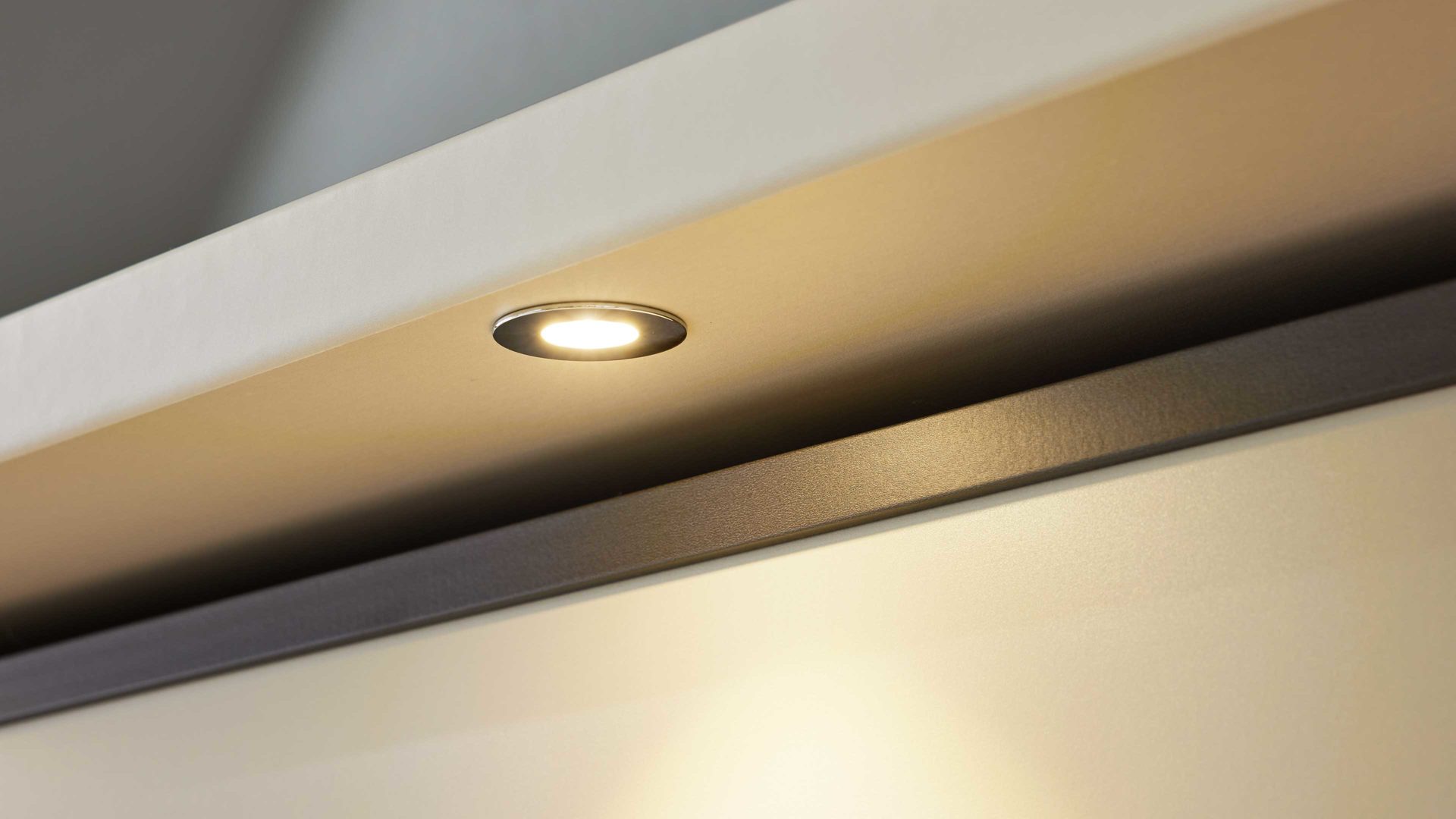 Passepartout Interliving aus Holz in Hellgrau Interliving Kleiderschrank Serie 1205 – Passepartoutrahmen 723 Champagner - für ca. 300 cm Breite