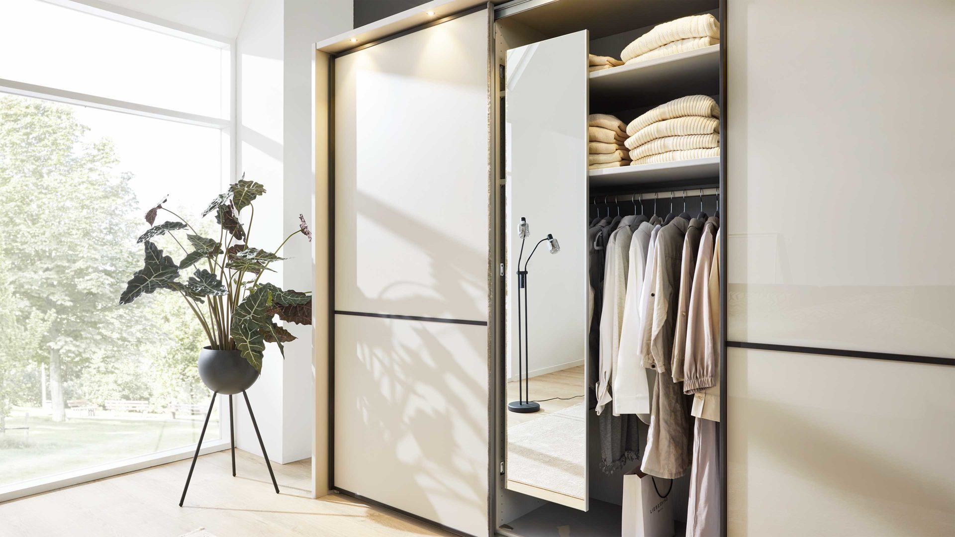 Kleiderschrank Interliving aus Holz in Hellgrau Interliving Kleiderschrank Serie 1205 – Schwebetürenschrank 637 Champagner & Schiefer – drei Türen, Breite ca. 300 cm