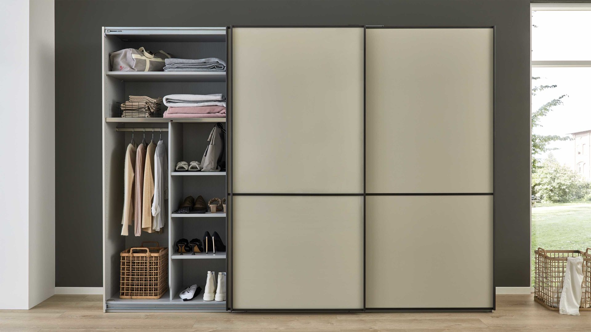 Kleiderschrank Interliving aus Holz in Hellgrau Interliving Kleiderschrank Serie 1205 – Schwebetürenschrank Champagner & Schiefer – drei Türen, Breite ca. 300 cm