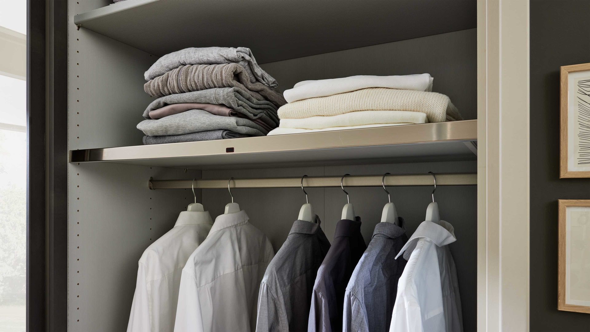 Kleiderschrank Interliving aus Holz in Hellgrau Interliving Kleiderschrank Serie 1205 – Schwebetürenschrank 637 Champagner & Schiefer – drei Türen, Breite ca. 300 cm