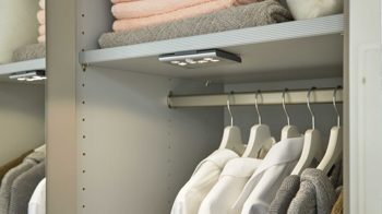 Kleiderschrank Interliving aus Holz in Weiß Interliving Kleiderschrank Serie 1205 – Falttürenschrank Weiß & Kieselgrau – sechs Türen, vier Schubladen, Breite ca. 300 cm