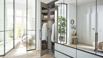 Kleiderschrank Interliving aus Holz in Weiß Interliving Kleiderschrank Serie 1205 – Falttürenschrank 683 Weiß & Kieselgrau – sechs Türen, vier Schubladen, Breite ca. 300 cm