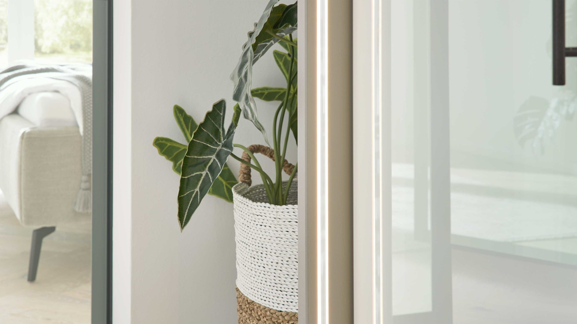 Kleiderschrank Interliving aus Holz in Weiß Interliving Kleiderschrank Serie 1205 – Falttürenschrank 683 Weiß & Kieselgrau – sechs Türen, vier Schubladen, Breite ca. 300 cm