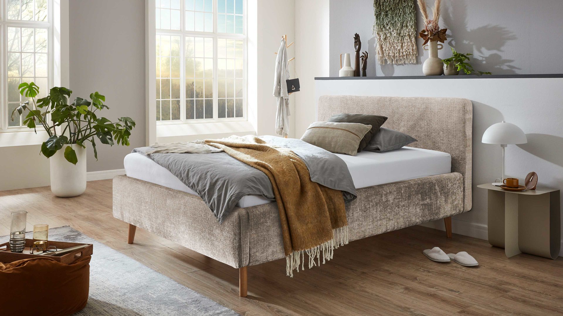 Bettgestell Meise.möbel aus Stoff in Beige Polsterbettgestell Mattis mit Bettkasten beigefarbener Chenille Bezug Yunus  3 & Holzfüße - Liegefläche ca. 140 x 200 cm