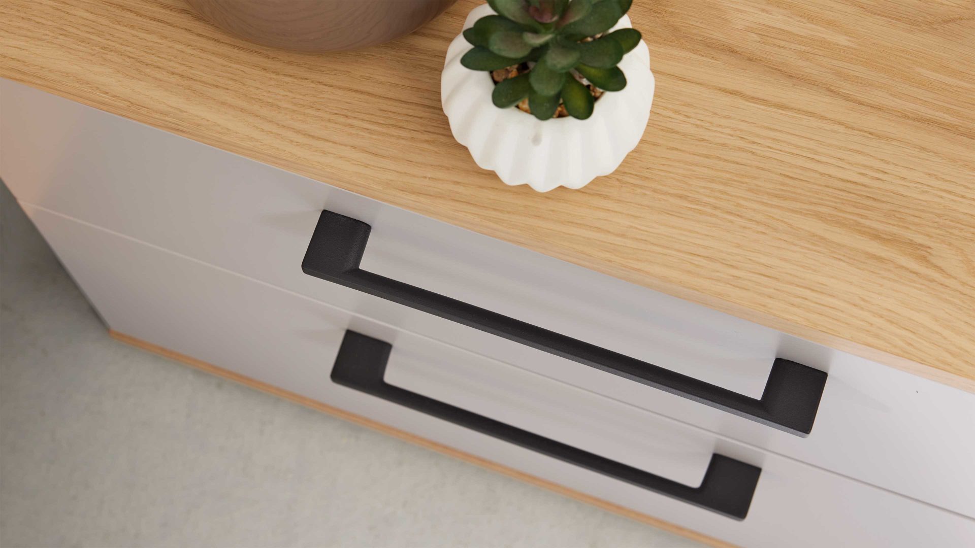 Nachtkommode Interliving aus Holz in Grau Interliving Kleiderschrank Serie 1207 – Nachtkommode 220121 Taupe & Balkeneiche – zwei Schubladen, Breite ca. 60 cm