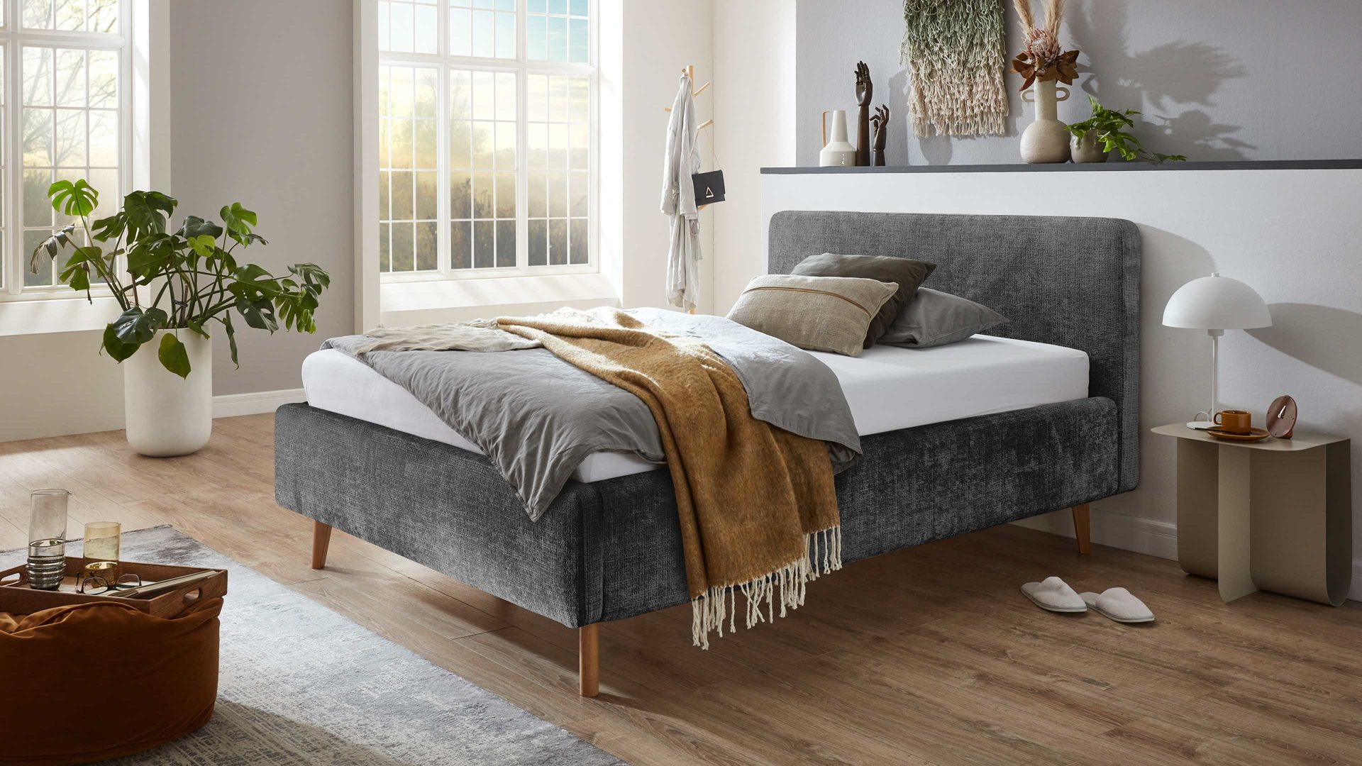 Bettgestell Meise.möbel aus Stoff in Anthrazit Polsterbettgestell Mattis mit Bettkasten anthrazitfarbener Chenille Bezug Yunus  23 & Holzfüße - Liegefläche ca. 140 x 200 cm