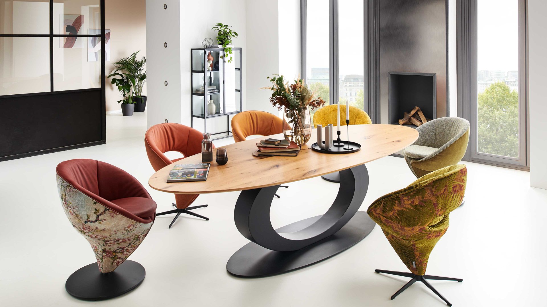 Polsterstuhl Koinor aus Stoff in Hellbraun KOINOR Dreh-Polsterstuhl hellbraune Bezugkombination Charmelle Cloud 74 & Rain 31, mattschwarzer Tellerfuß