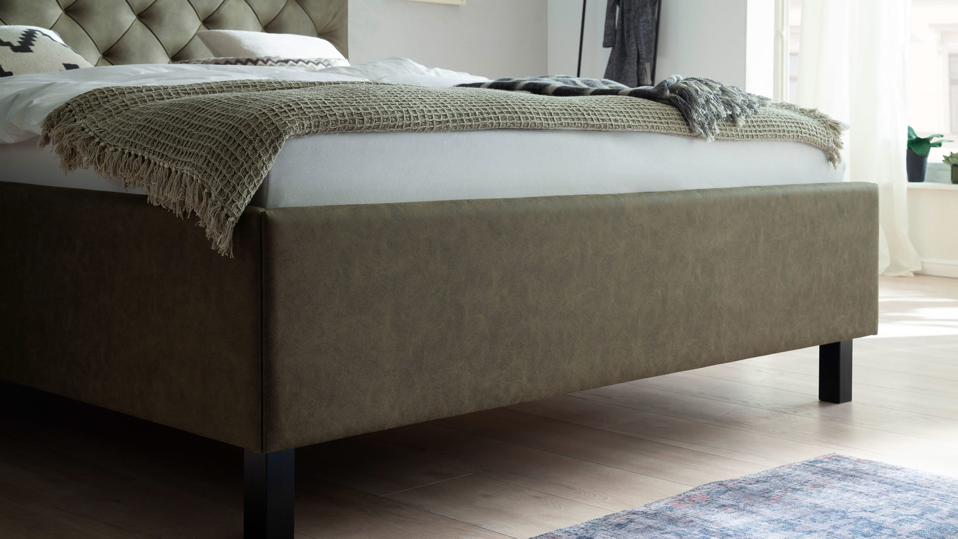 Polsterbett Meise.möbel aus Stoff in Grün Polsterbett San Remo mit Bettkasten grüner Bezug Bulus 17 & schwarze Holzfüße - Liegefläche ca. 180 x 200 cm