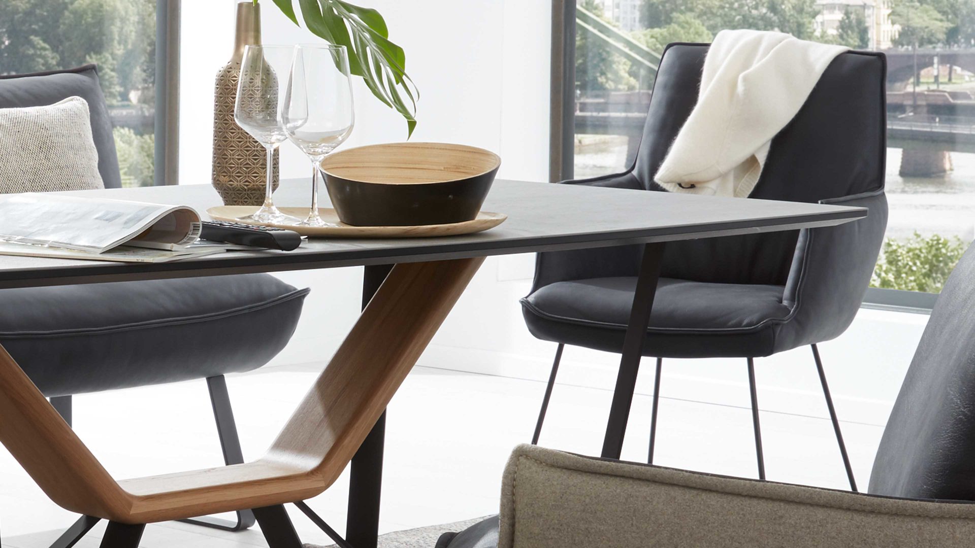 Polsterstuhl Koinor aus Leder in Dunkelgrau KOINOR Leder-Armlehnstuhl Kleo dunkles Leder India omega & schwarzes Metallgestell