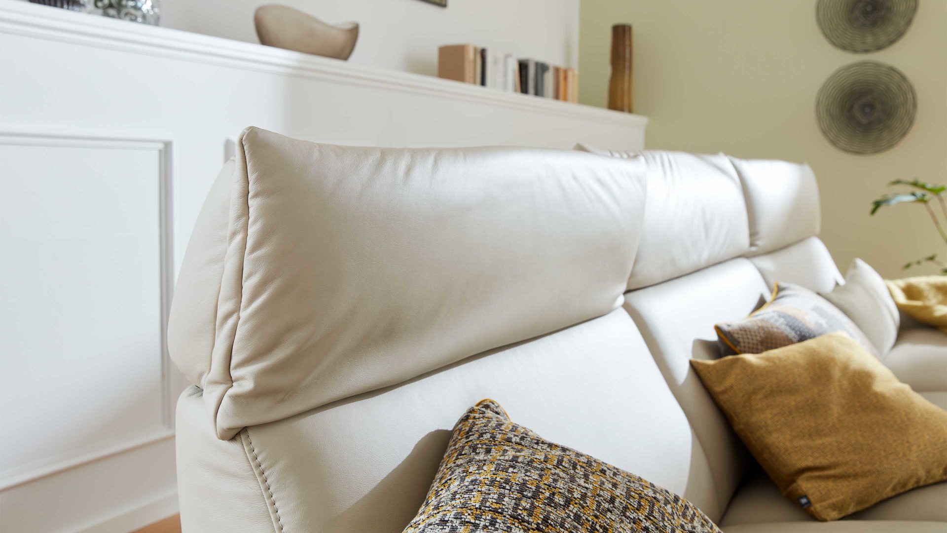 Ecksofa comfortmaster besser sitzen, liegen, leben aus Leder in Weiß Comfortmaster 4160 - Relax-Wohnlandschaft mit Funktionen klifffarbenes LongLife-Leder – Stellfläche ca. 305 x 166 cm