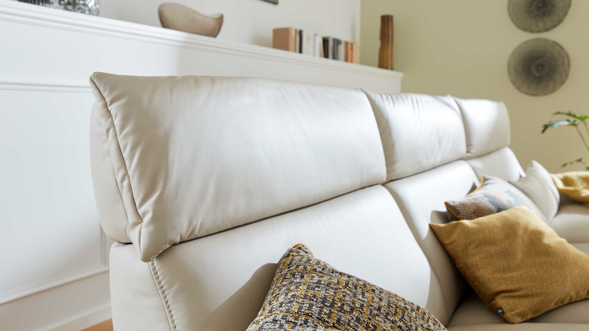 Ecksofa comfortmaster besser sitzen, liegen, leben aus Leder in Weiß Comfortmaster 4160 - Relax-Wohnlandschaft mit Funktionen klifffarbenes LongLife-Leder – Stellfläche ca. 305 x 166 cm