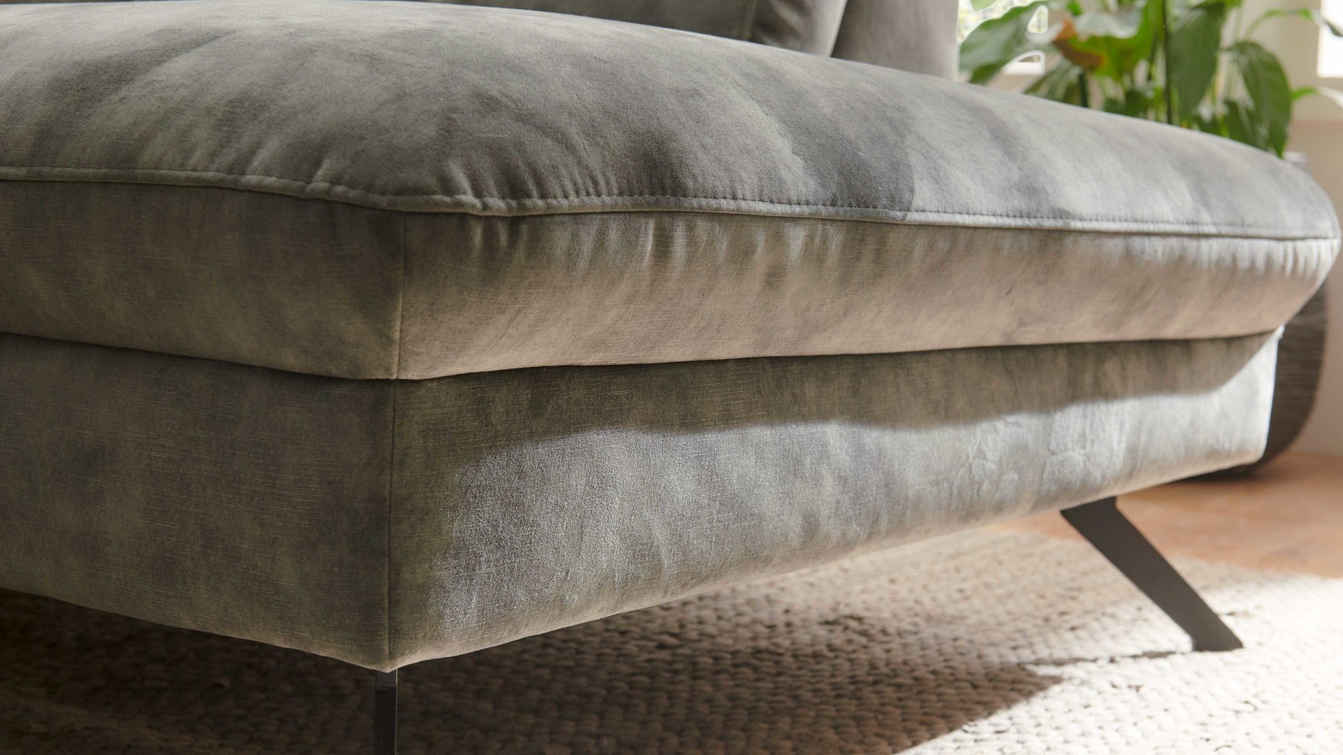 Polsterhocker modulmaster aus Stoff in Dunkelgrün Modulmaster MM-ZE1162 - XXL-Polsterhocker moosfarbener Velours Amria & schwarze Metallfüße - ca. 126 x 64 cm