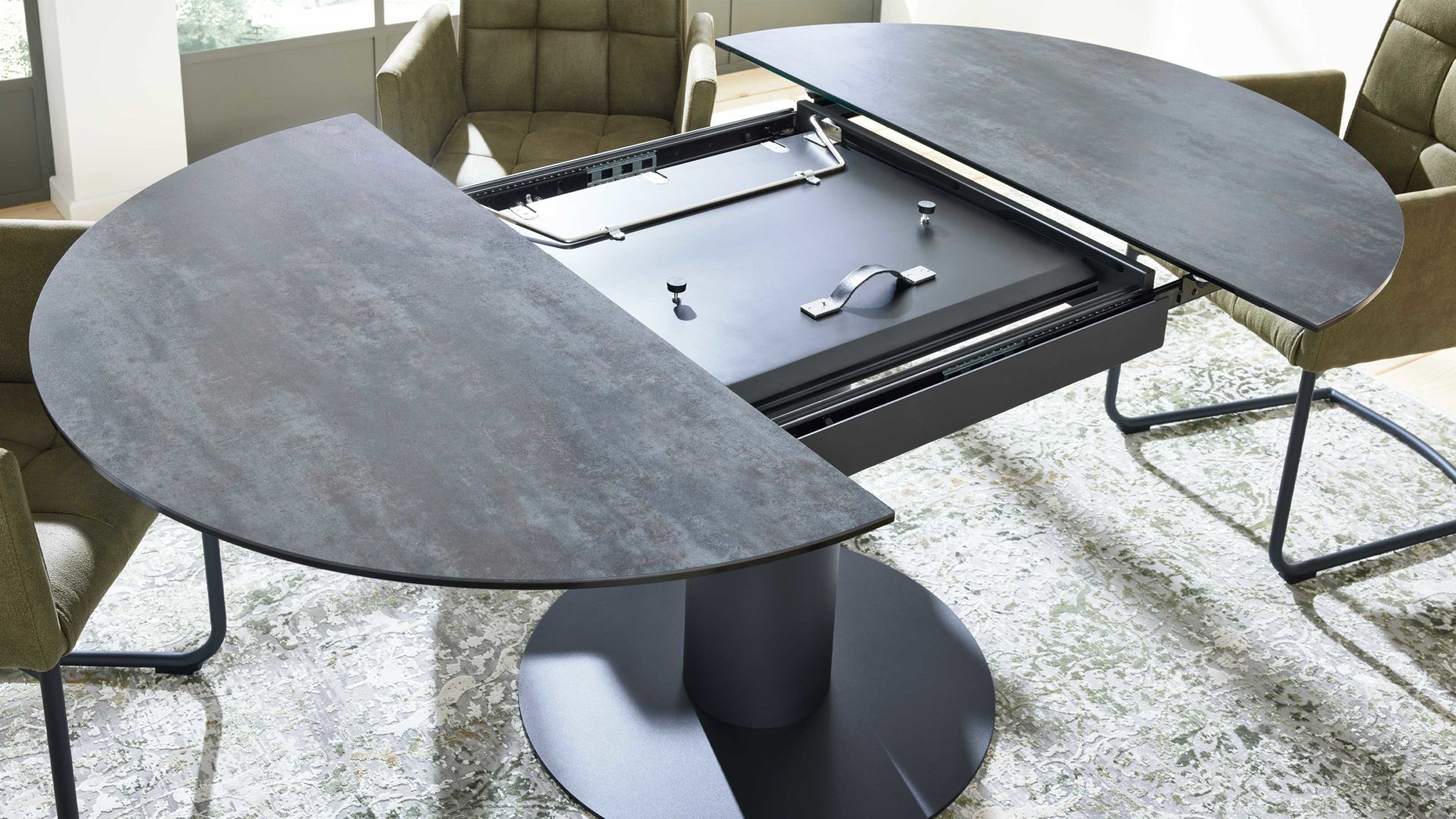 Auszugtisch Interliving aus Keramik in Dunkelgrau Interliving Esszimmer Serie 5104 – Auszugtisch dunkelgraue Tischplatte Industrial & schwarzes Metallgestell – Durchmesser ca. 120-180 cm