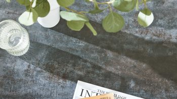 Auszugtisch Interliving aus Keramik in Dunkelgrau Interliving Esszimmer Serie 5104 – Auszugtisch dunkelgraue Tischplatte Industrial & schwarzes Metallgestell – Durchmesser ca. 120-180 cm