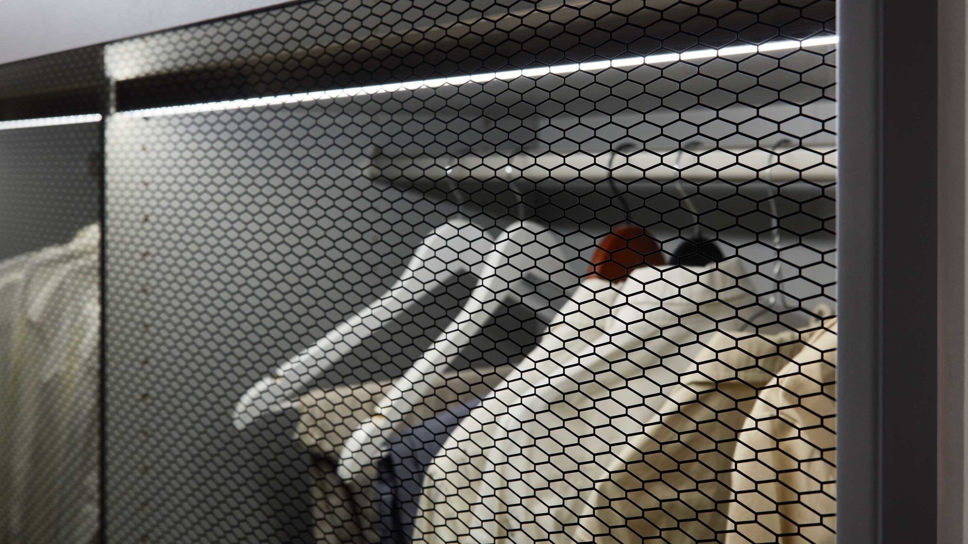 Kleiderschrank Wiemann | oeseder aus Holz in Grau WIEMANN Schlafzimmerserie Split - Schwebetürenschrank Kieselgrau & graues Parsolglas - zwei Türen, Breite ca. 300 cm