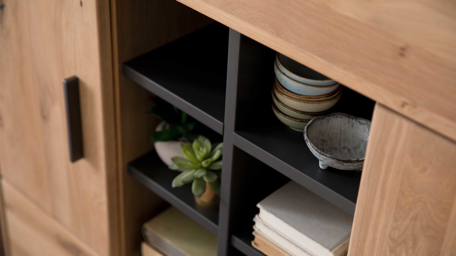 Highboard Mca direkt aus Holz in Holzfarben Wohnprogramm Portland - Highboard Asteiche bianco & Anthrazit – zwei Türen, eine Schublade, eine Klappe