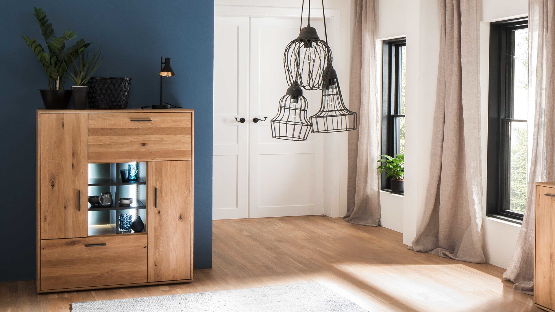 Highboard Mca direkt aus Holz in Holzfarben Wohnprogramm Portland - Highboard Asteiche bianco & Anthrazit – zwei Türen, eine Schublade, eine Klappe