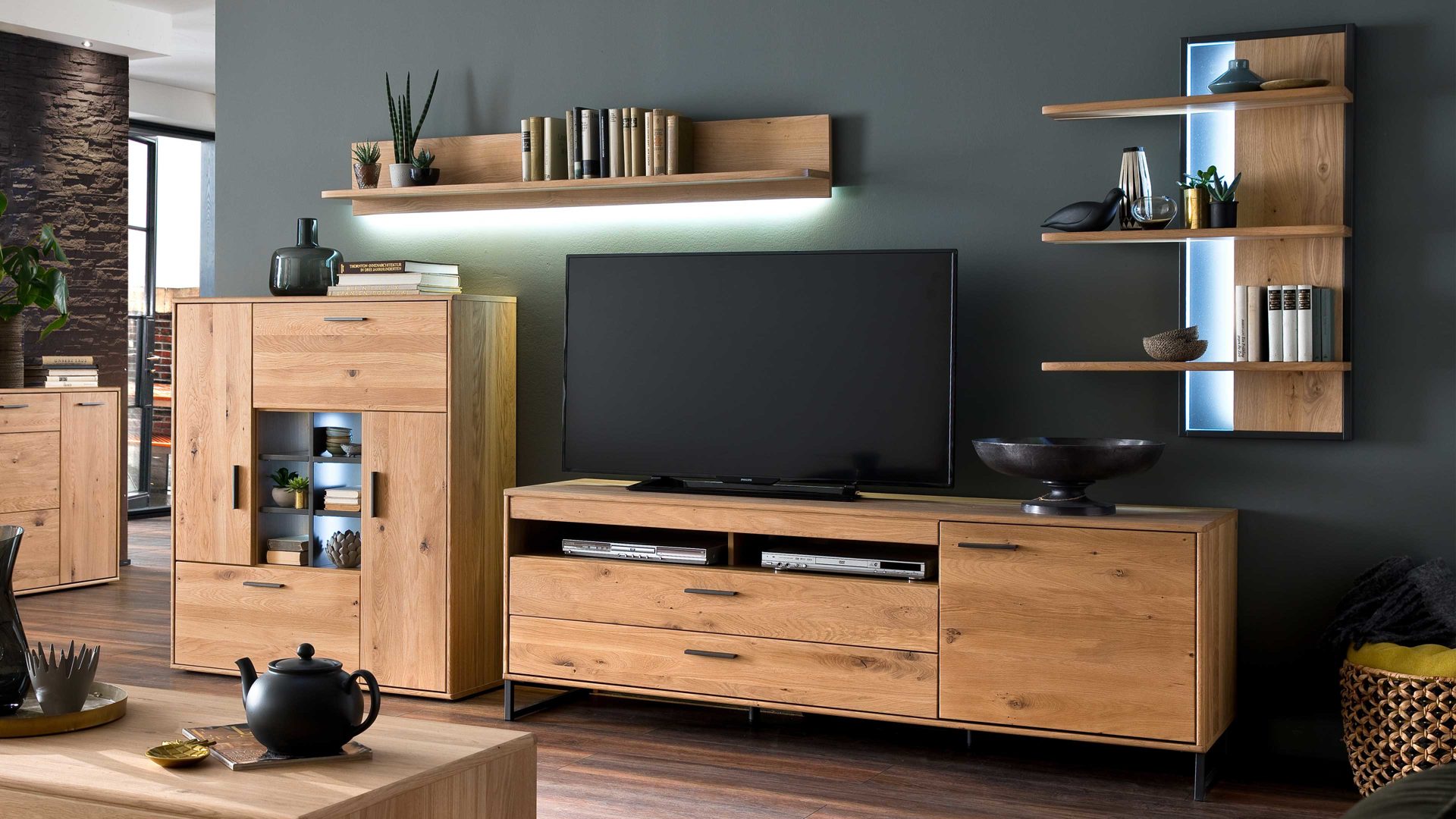 Wohnwand Mca direkt aus Holz in Holzfarben Wohnprogramm Portland - Wohnkombination II Asteiche bianco & Anthrazit – vierteilig, Breite ca. 338 cm