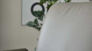 Polsterstuhl Interliving aus Leder in Grau Interliving Esszimmer Serie 5115 - Armlehn-Drehstuhl Vive Donna V39 lavafarbenes Leder & anthrazitfarbenes Metall