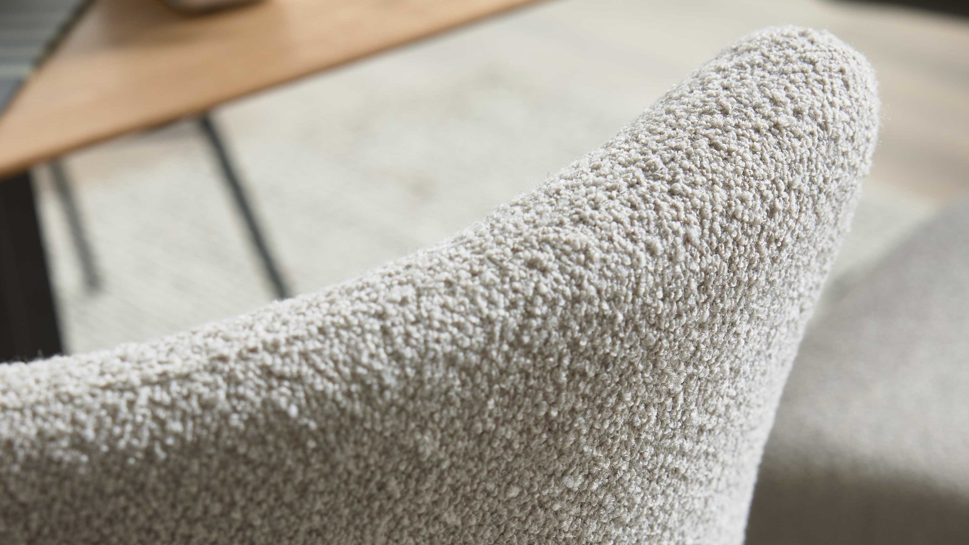 Vierfußstuhl Interliving aus Stoff in Weiß Interliving Esszimmer Serie 5115 - Vierfußstuhl Vive Four V12 naturweißer Bezug Alpine 01 & anthrazitfarbenes Metall