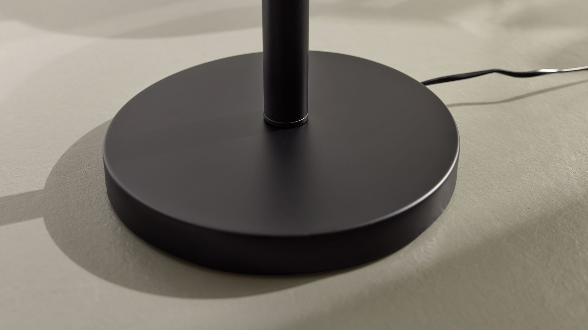 Stehleuchte Interliving aus Stoff in Schwarz Interliving Leuchten Serie 9343 - Stehleuchte Schwarz & Gold – Höhe ca. 175 cm