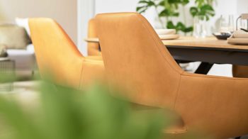 Polsterstuhl Interliving aus Kunstfaser in Orange Interliving Esszimmer Serie 5112 - Schalenstuhl V232 kurkumafarbene Mikrofaser Gavin A3 & anthrazitfarbenes Metall