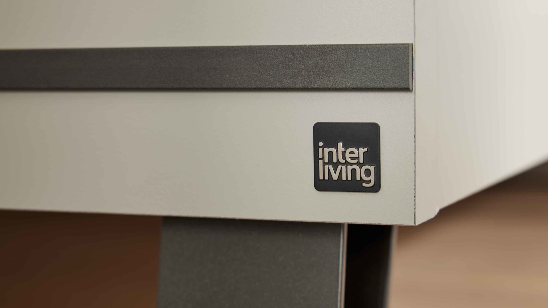 Bettgestell Interliving aus Holz in Hellgrau Interliving Schlafzimmer Serie 1032 – Bettgestell Kieselgrau & Havanna - Liegefläche ca. 180 x 200 cm