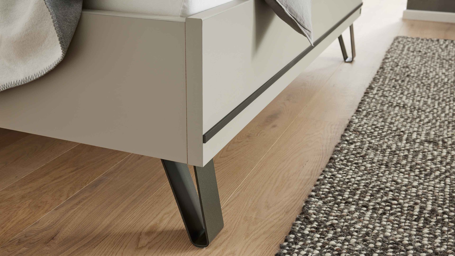 Bettgestell Interliving aus Holz in Weiß Interliving Schlafzimmer Serie 1032 – Bettgestell Weiß, Kieselgrau & Havanna - Liegefläche ca. 180 x 200 cm