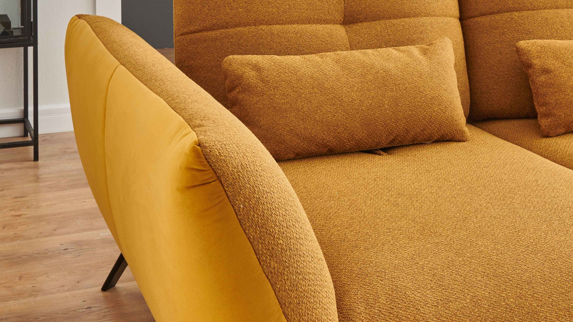 Ecksofa KAWOO aus Stoff in Gelb KAWOO Polsterprogramm Dover Plus - Ecksofa senffarbener Bezug Portofino & goldfarbene Maschenware Riviera - Stellfläche ca. 301 x 191 cm